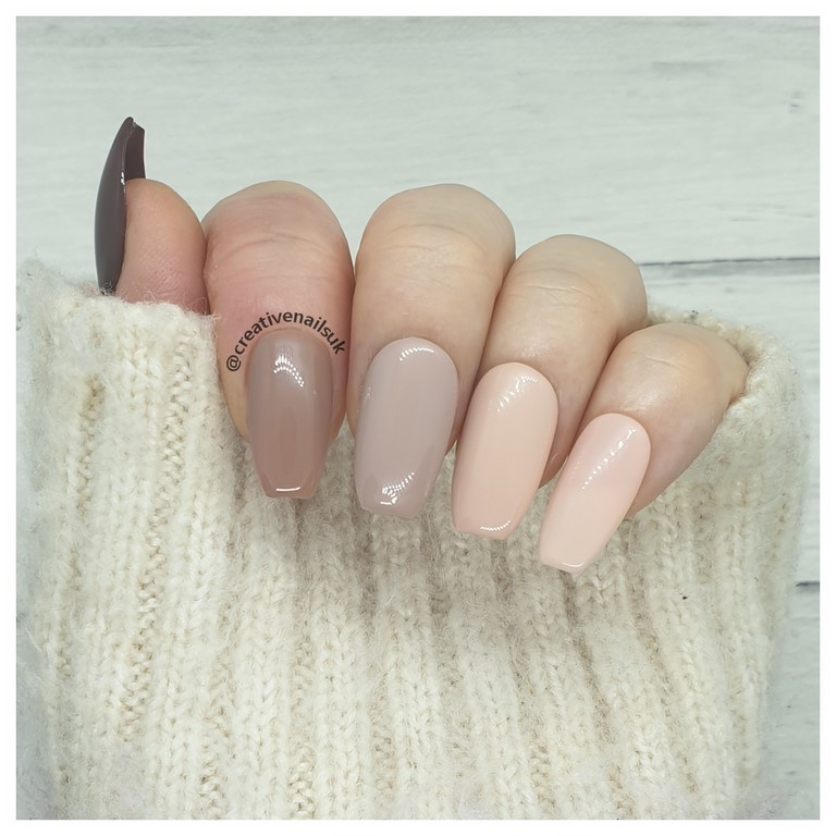 nude gradient nails